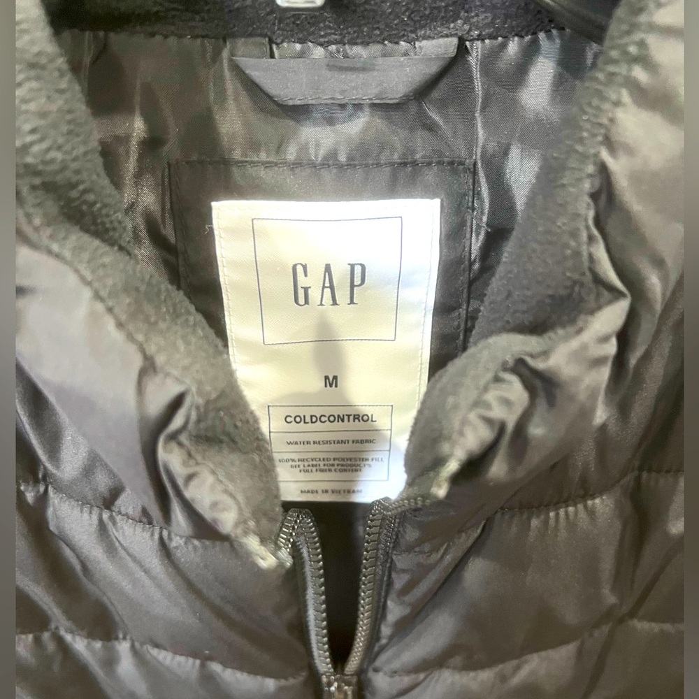 Black gap medium puffer vest for women